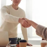 Emprendedor solo frente a su negocio — autosabotaje en el emprendimiento