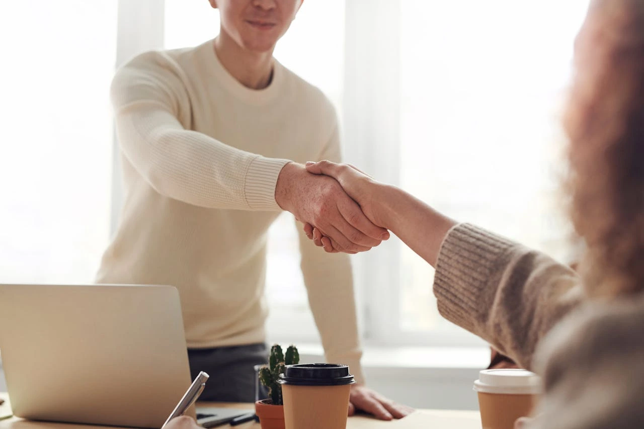Emprendedor solo frente a su negocio — autosabotaje en el emprendimiento